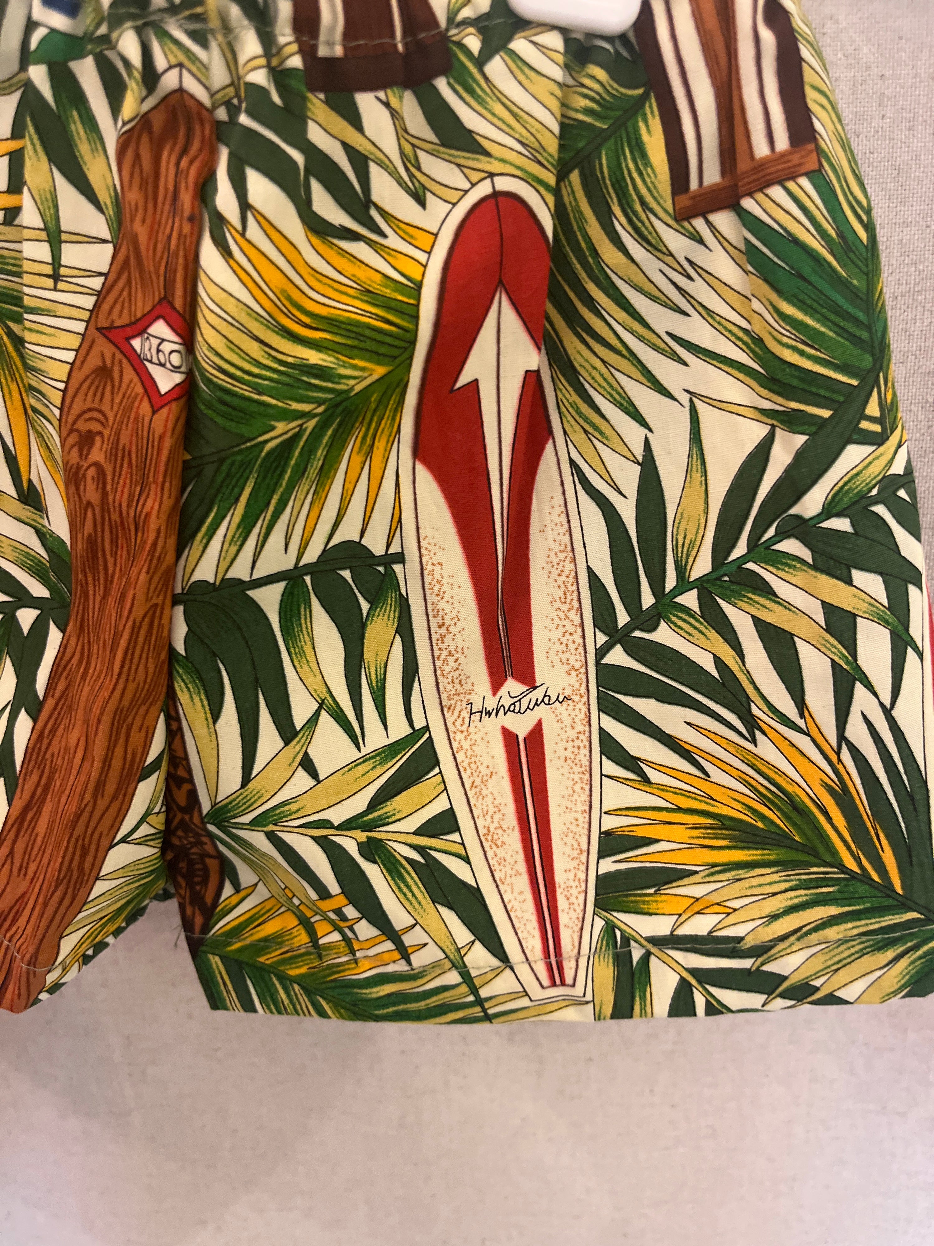 Surfs up dude island Shorts / 6 months