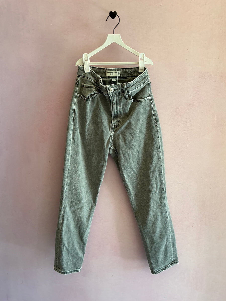 Abercrombie Distressed Gray Mom High Rise Jeans / Women's 00 (24)
