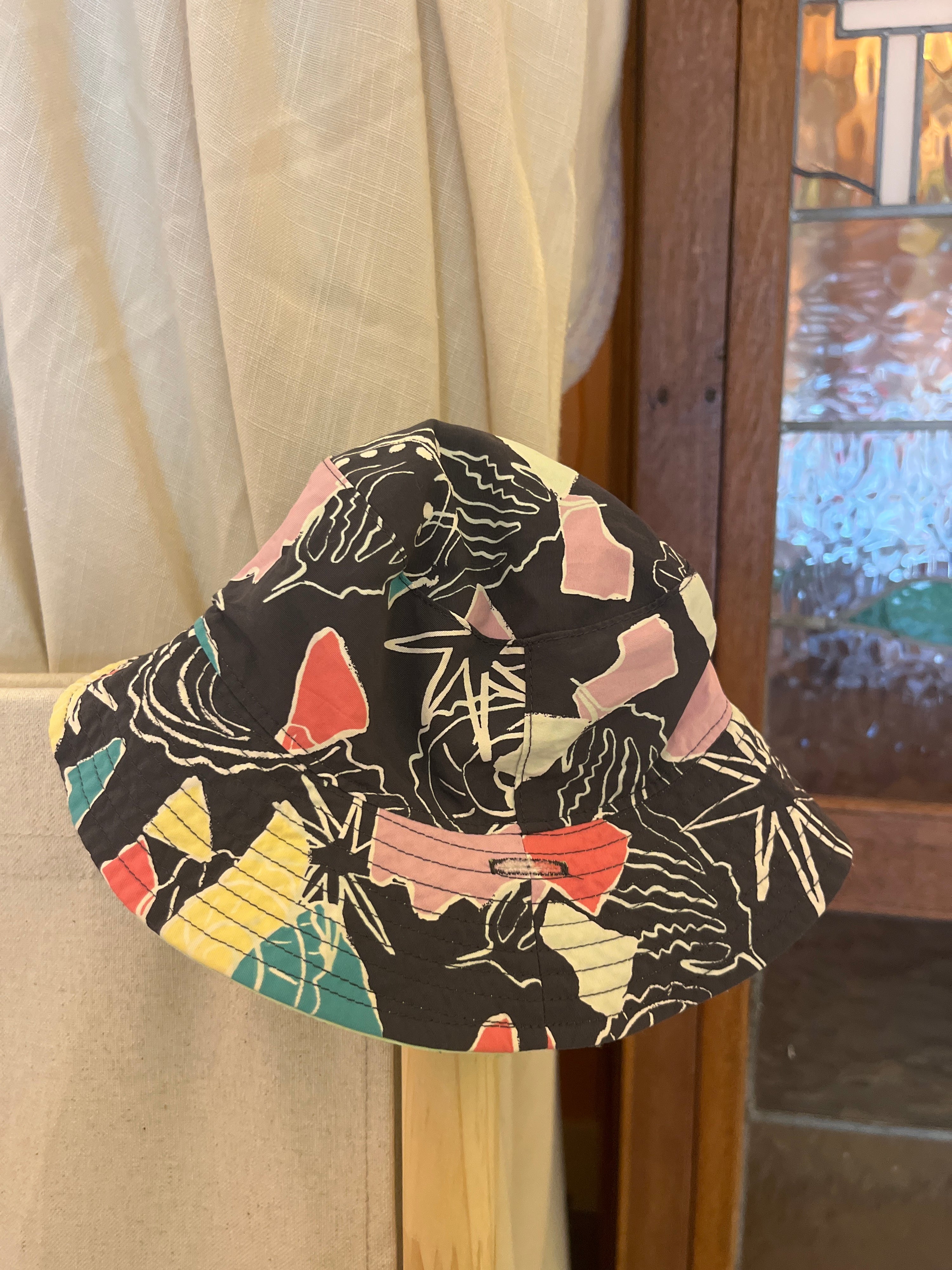 Patagonia Baby Sun Bucket Hat Black Pastel Shapes  / 0-12 months