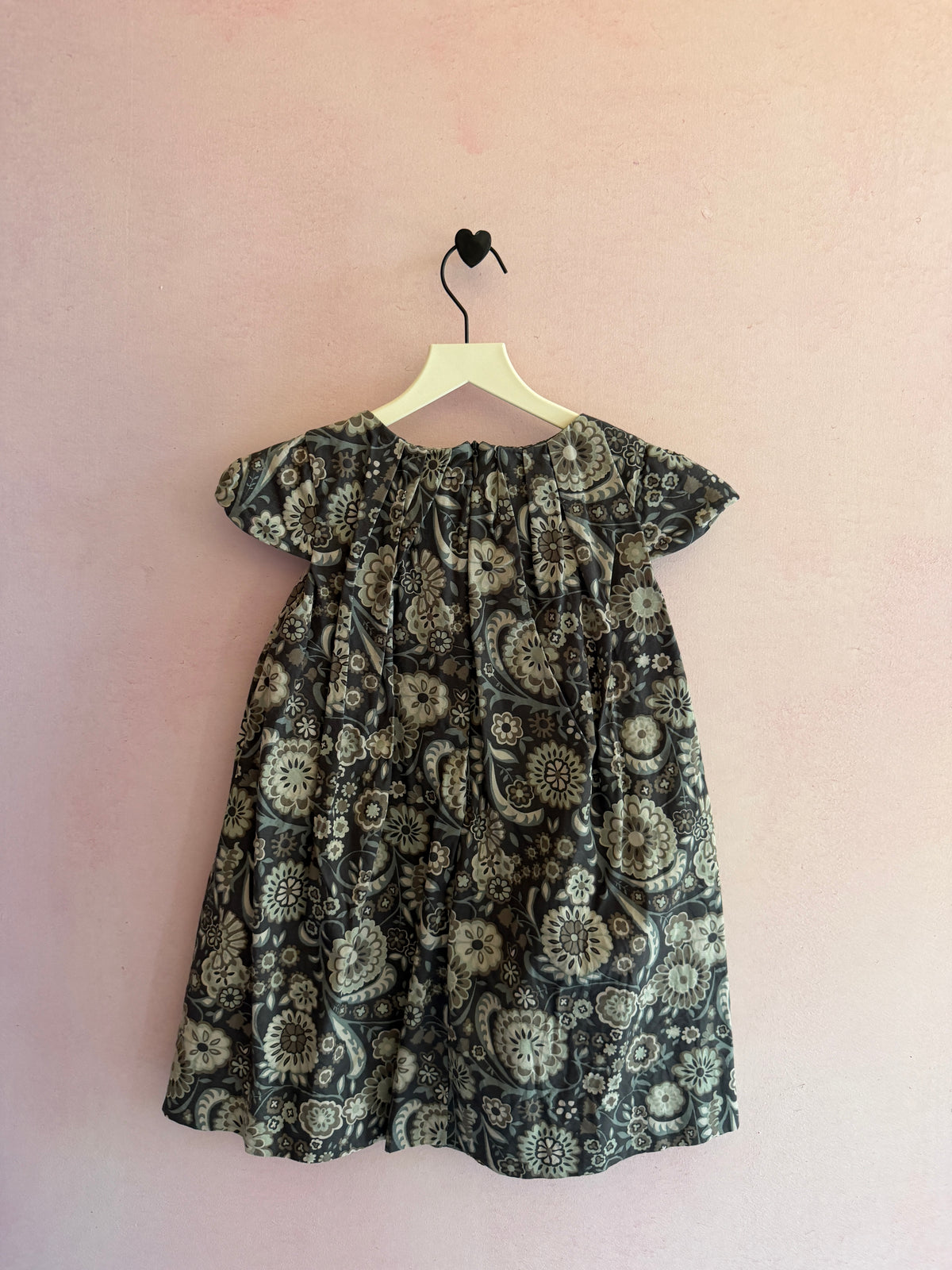 Neige Gray Floral Flutter Sleeve Empire Waist Pleated Dress / 6