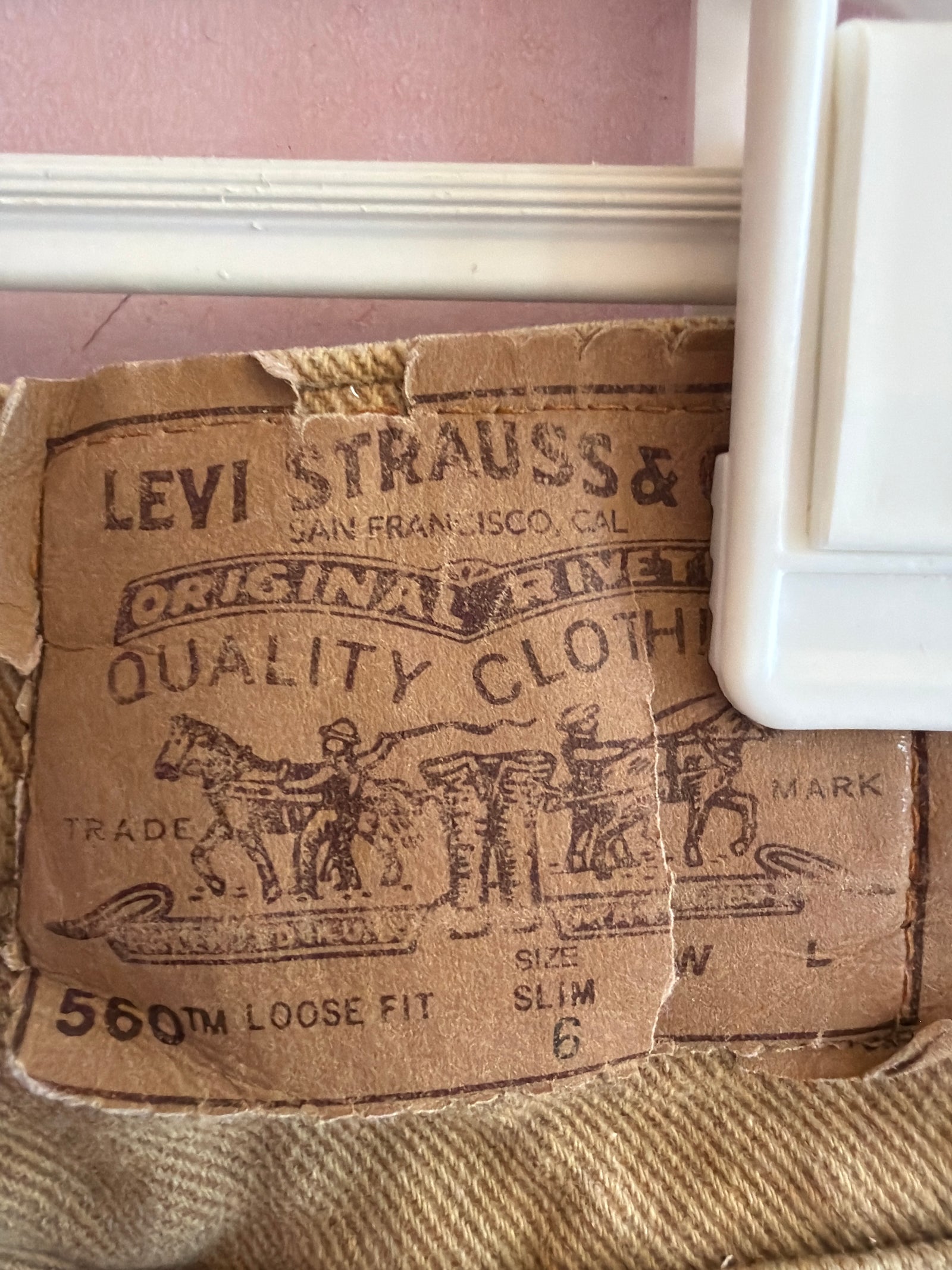 Levi's Tan Jeans / Slim 6 (THRASHED)