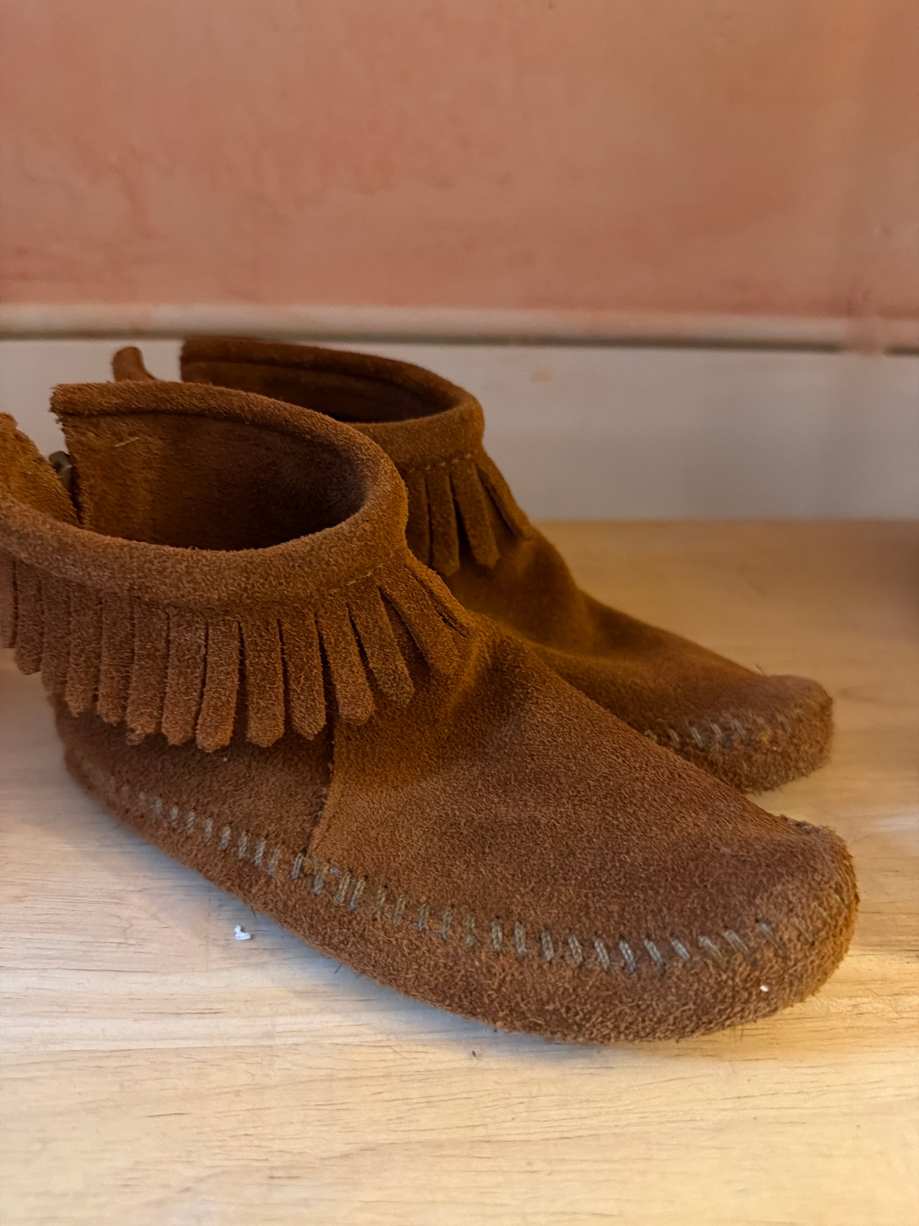 Minnetonka Moccasin Fringe Boots / 12