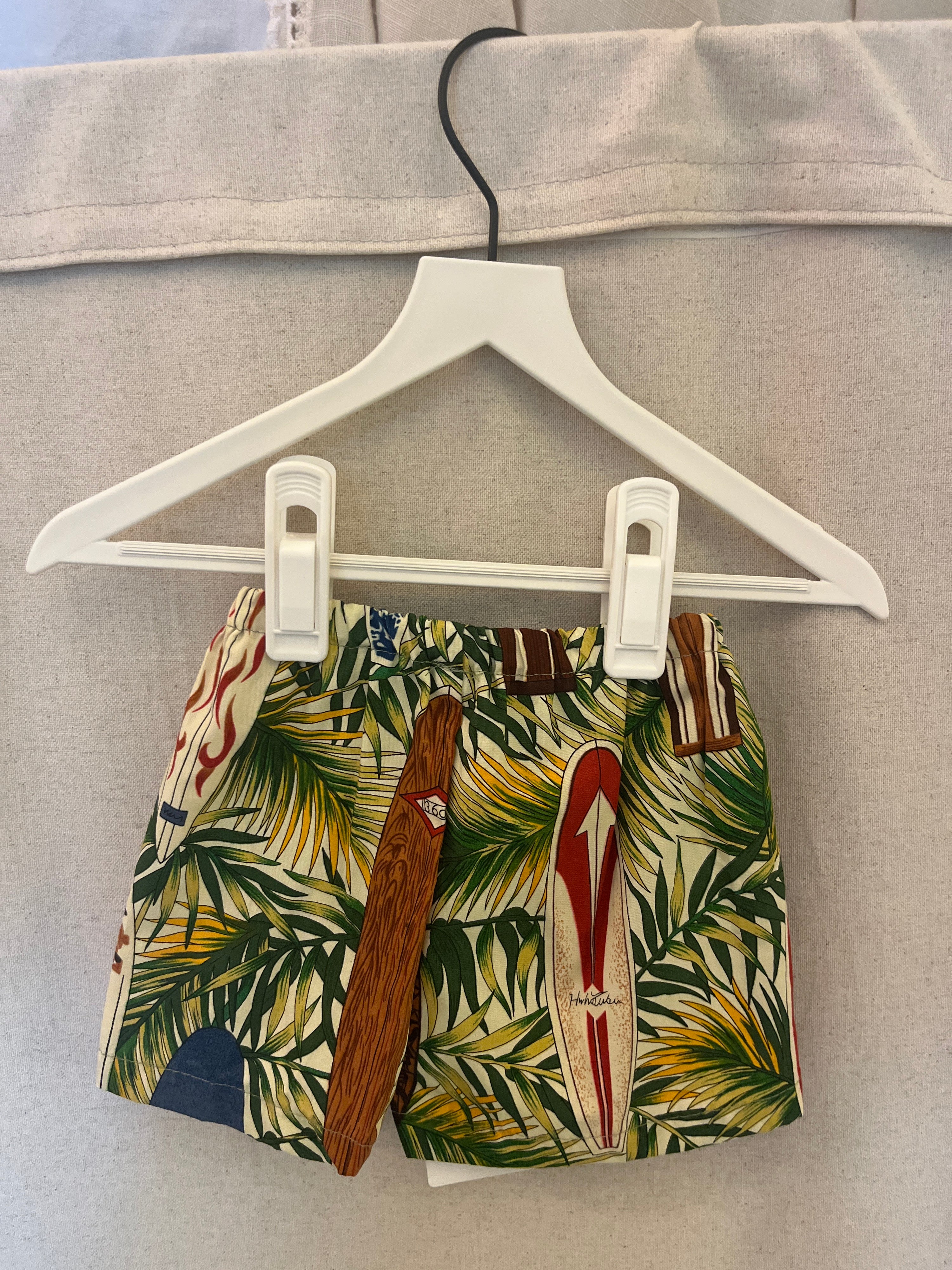 Surfs up dude island Shorts / 6 months