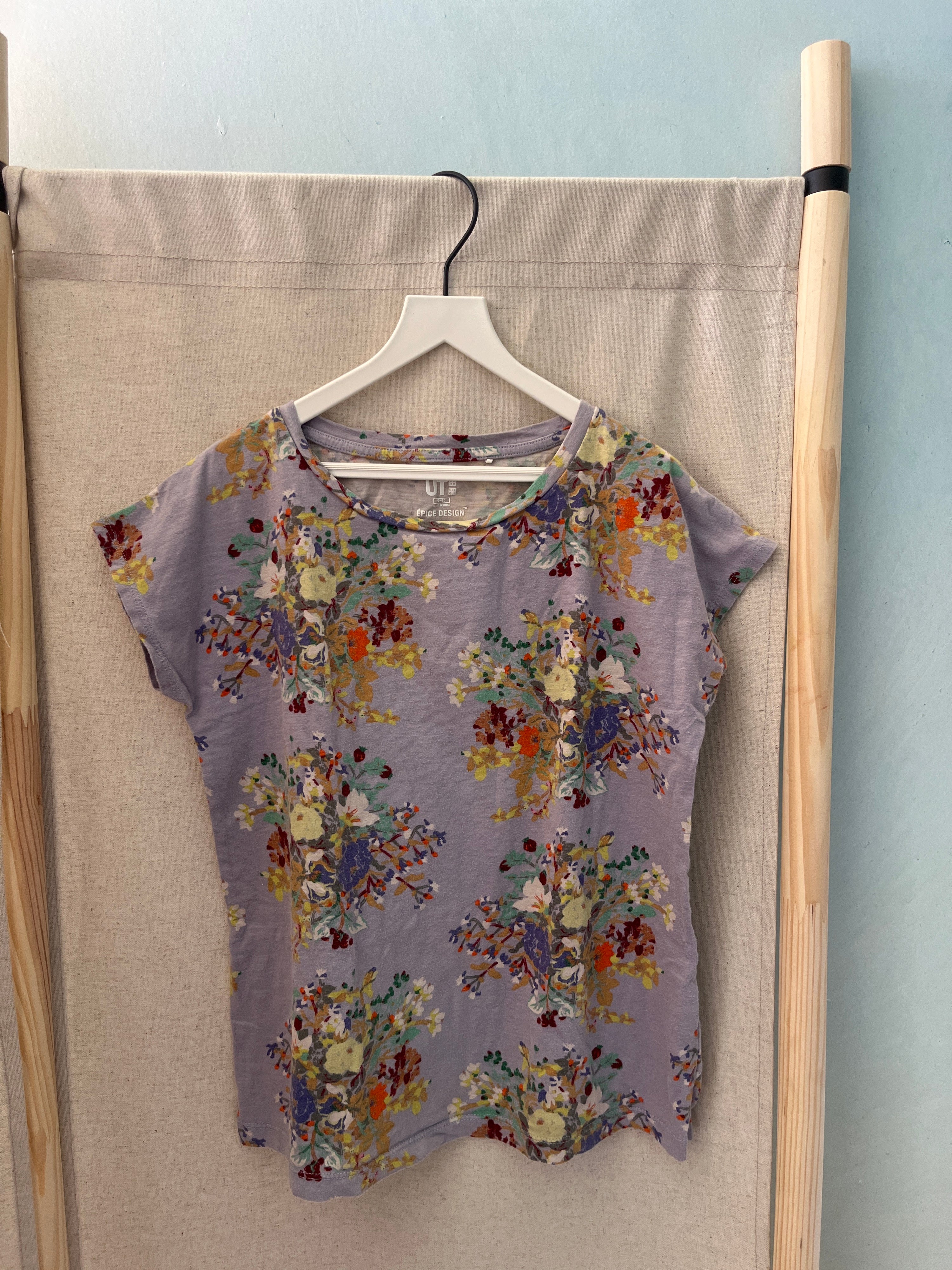 Uniqlo Floral T-Shirt / 9-10