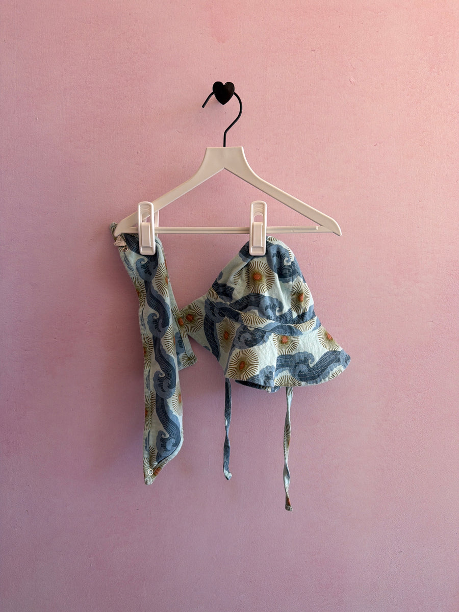 Kate Quinn Organics Golden Sun Navy Waves Sun Hat + Bib Set / 6-12 months