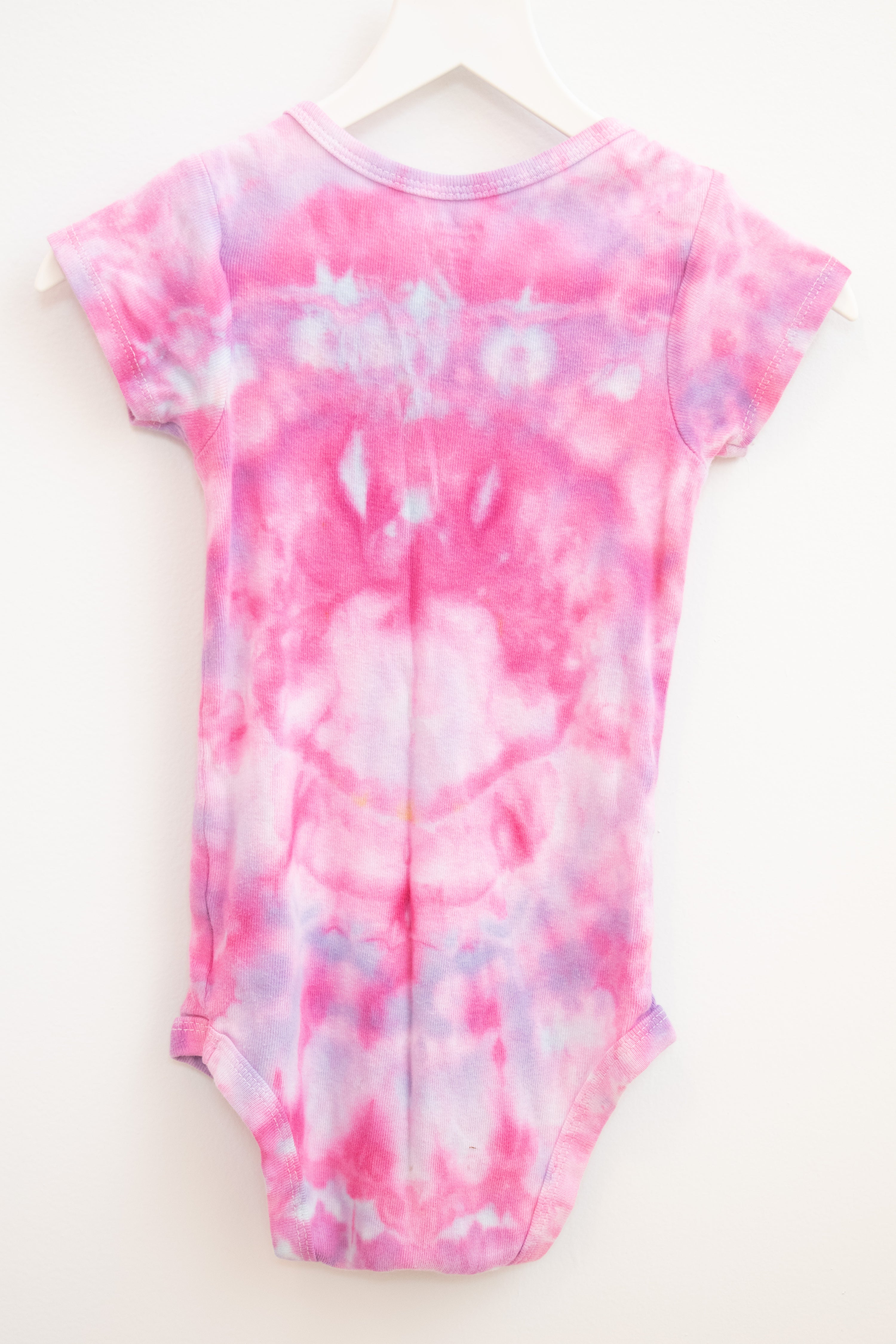 House of Love Swirl Heart Dye Onesie / 18 months
