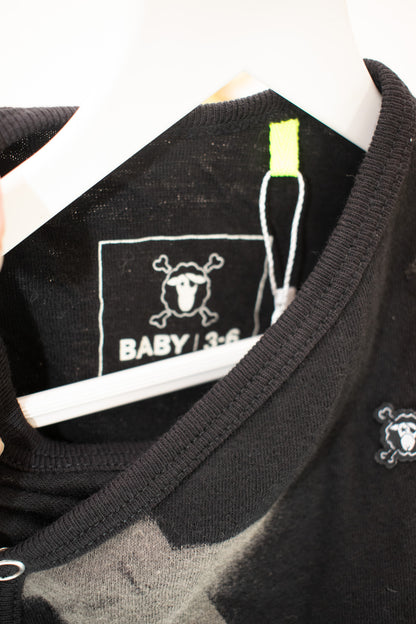 Nununu Black Star Onesie / 3-6 months