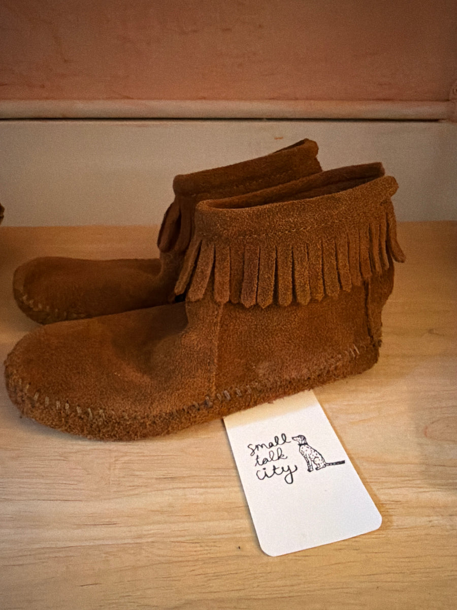 Minnetonka Moccasin Fringe Boots / 12